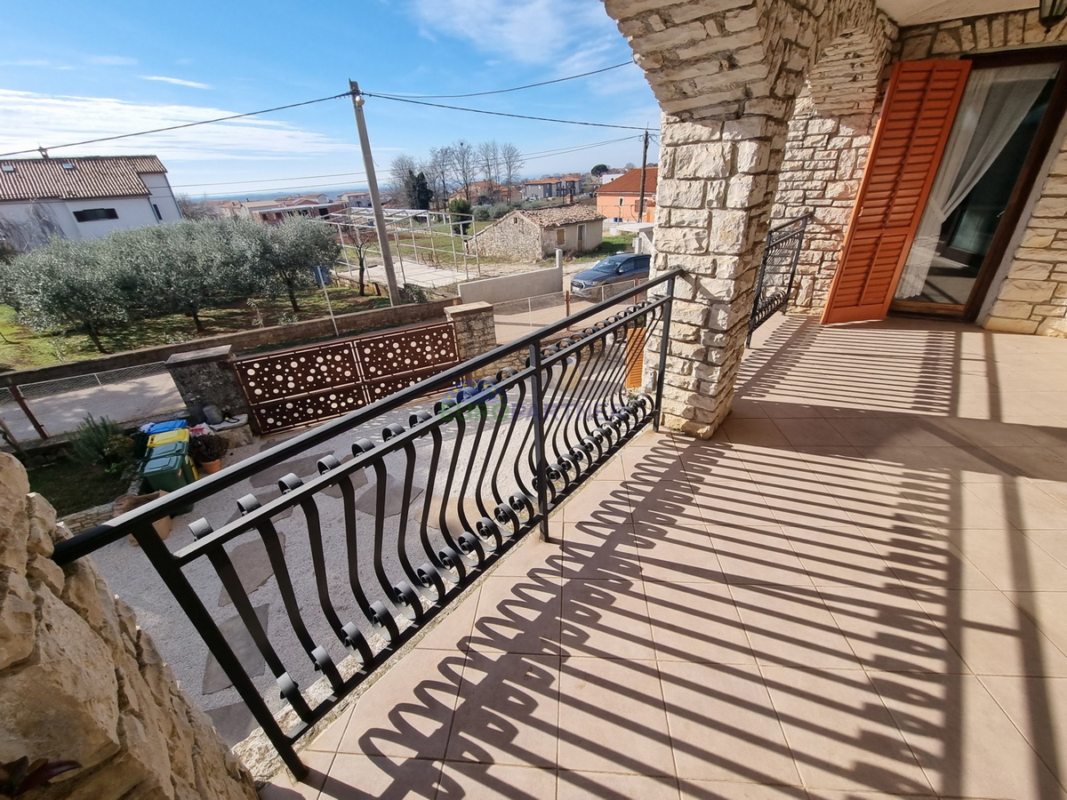 Kaštelir, Casa in pietra con 3 unità abitative