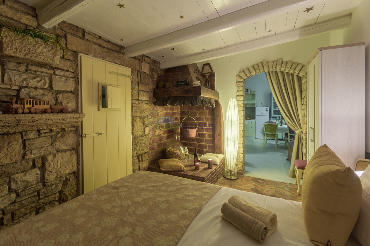 Kaštelir, Casa in pietra con 3 unità abitative