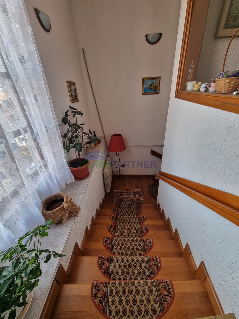 Kaštelir, Casa in pietra con 3 unità abitative