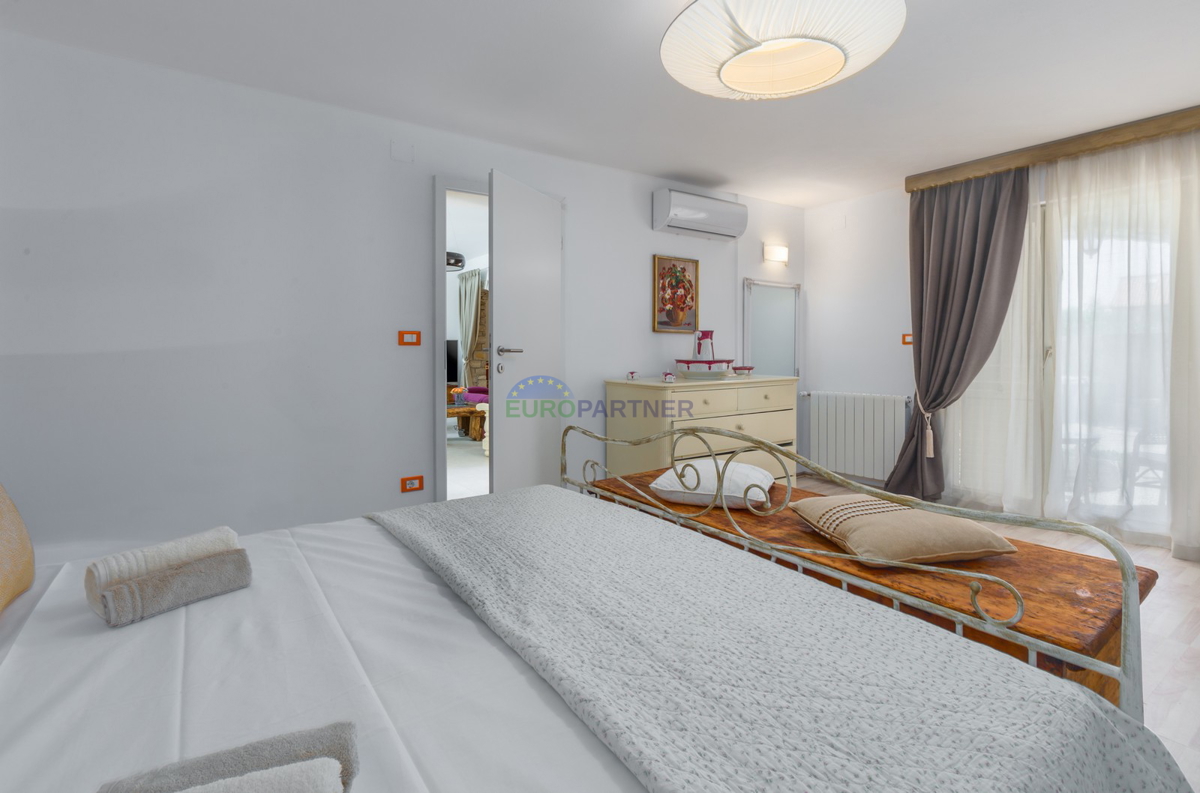 Kaštelir, Casa in pietra con 3 unità abitative