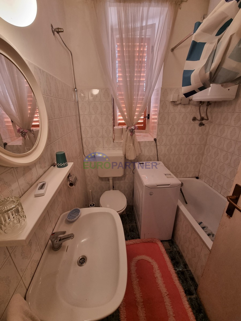 Kaštelir, Casa in pietra con 3 unità abitative