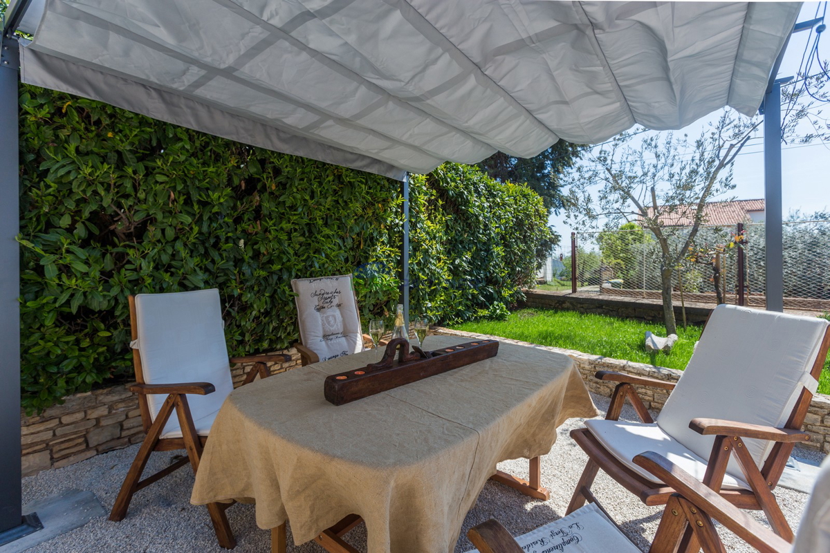 Kaštelir, Casa in pietra con 3 unità abitative