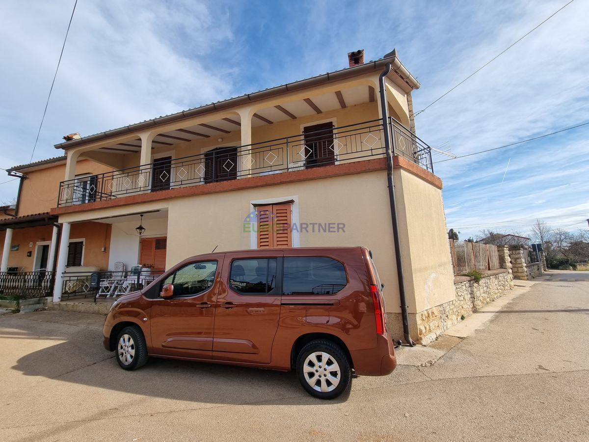 Kaštelir, Casa in pietra con 3 unità abitative