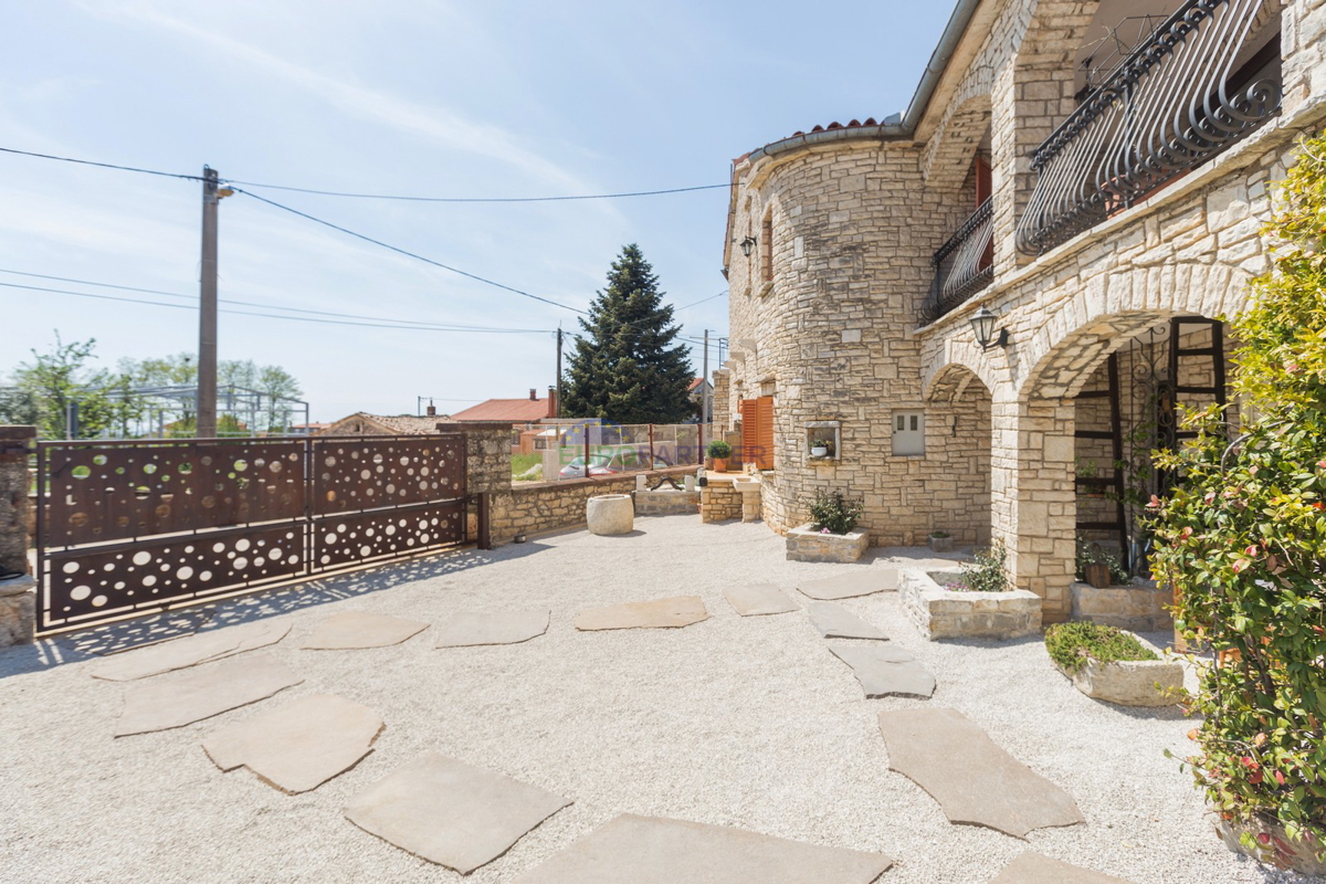 Kaštelir, Casa in pietra con 3 unità abitative