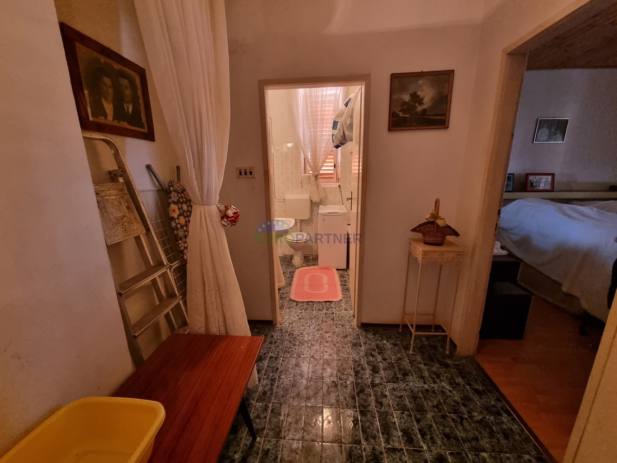 Kaštelir, Casa in pietra con 3 unità abitative