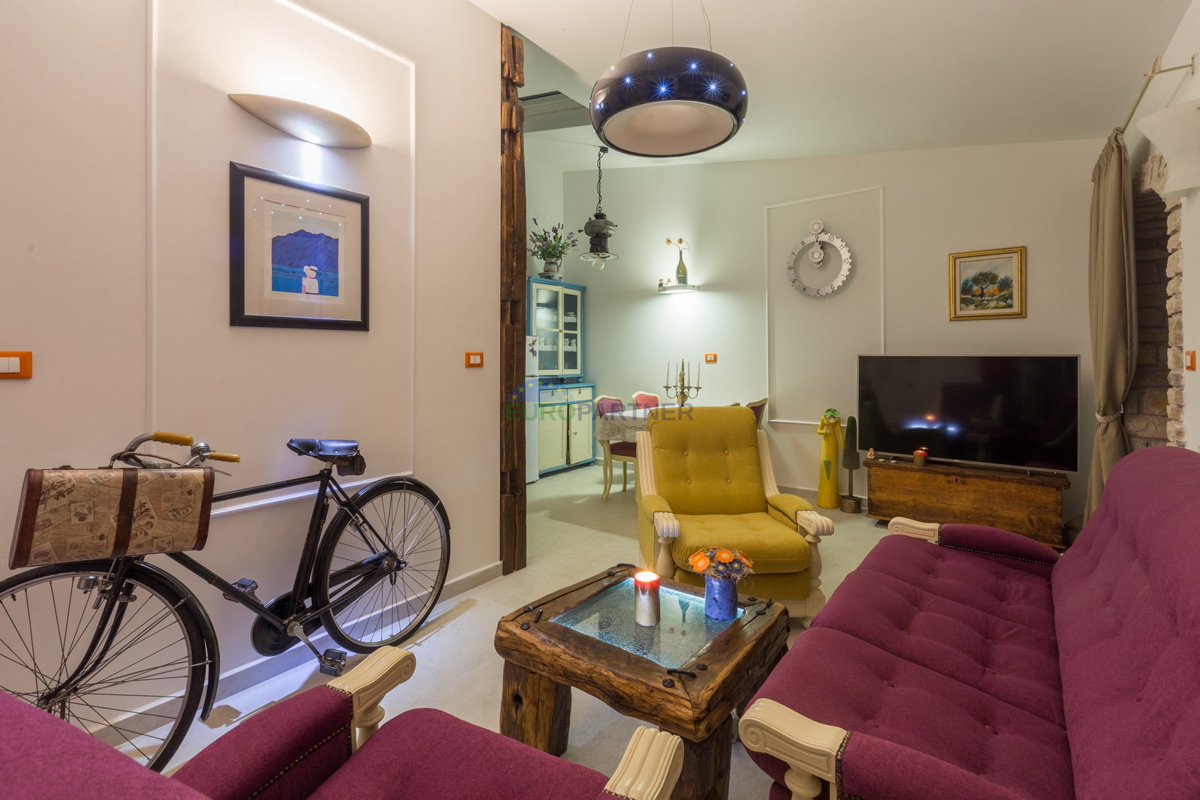 Kaštelir, Casa in pietra con 3 unità abitative