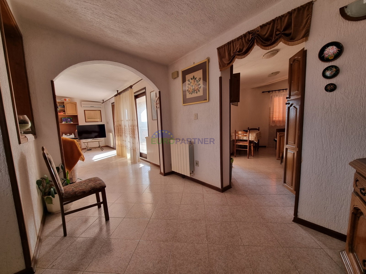 Kaštelir, Casa in pietra con 3 unità abitative