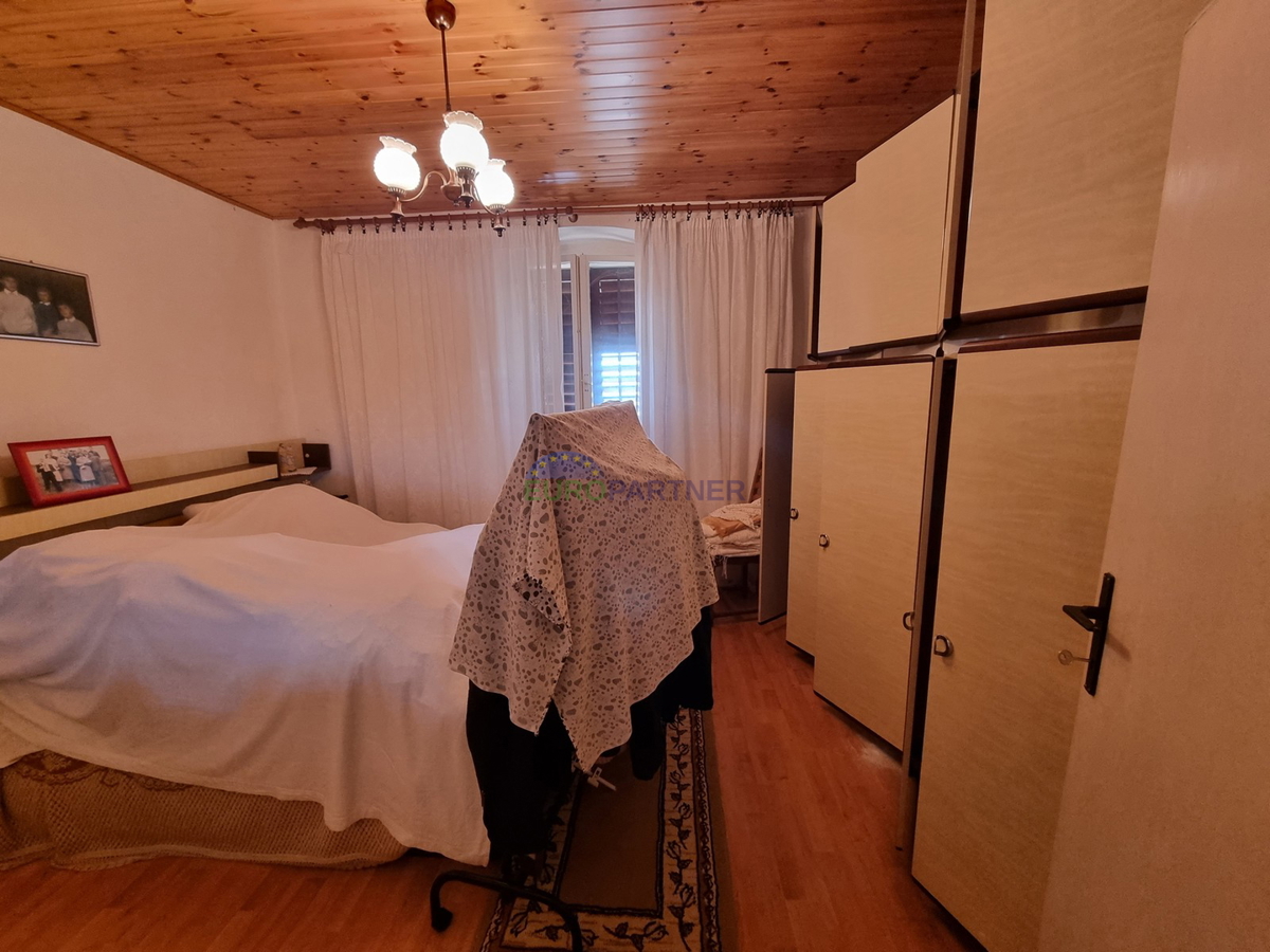 Kaštelir, Casa in pietra con 3 unità abitative