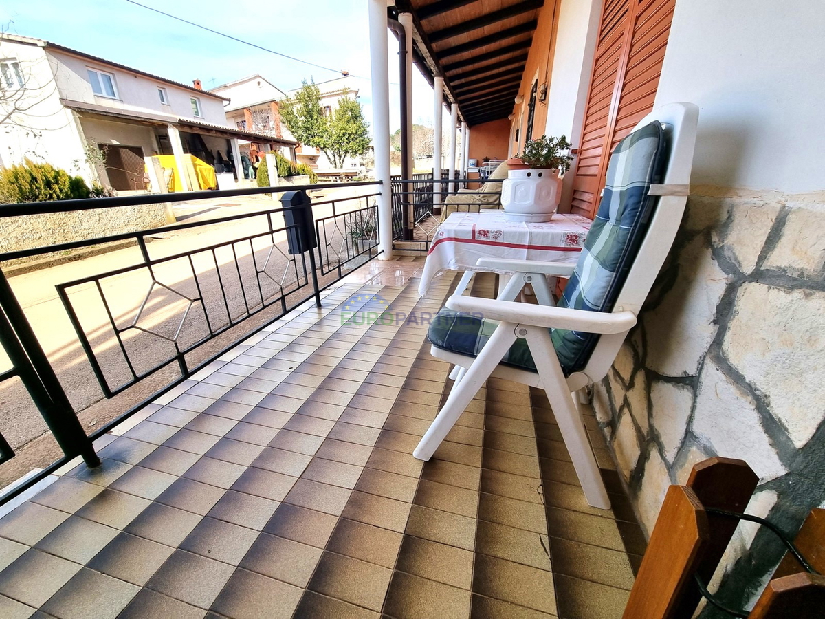 Kaštelir, Casa in pietra con 3 unità abitative