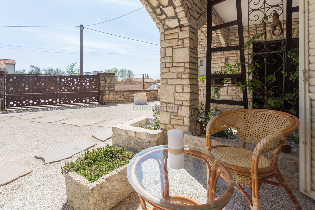 Kaštelir, Casa in pietra con 3 unità abitative