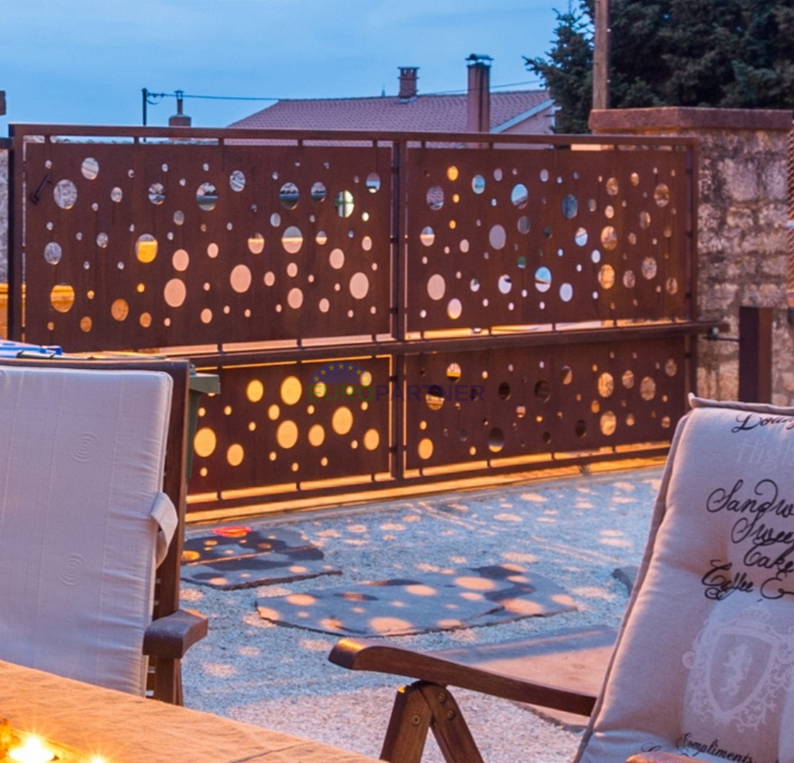 Kaštelir, Casa in pietra con 3 unità abitative