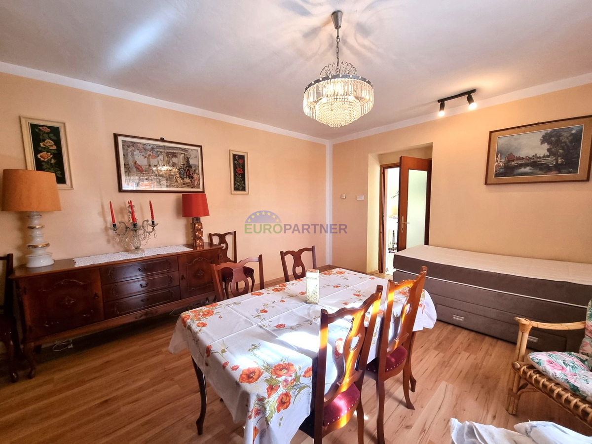 Kaštelir, Casa in pietra con 3 unità abitative