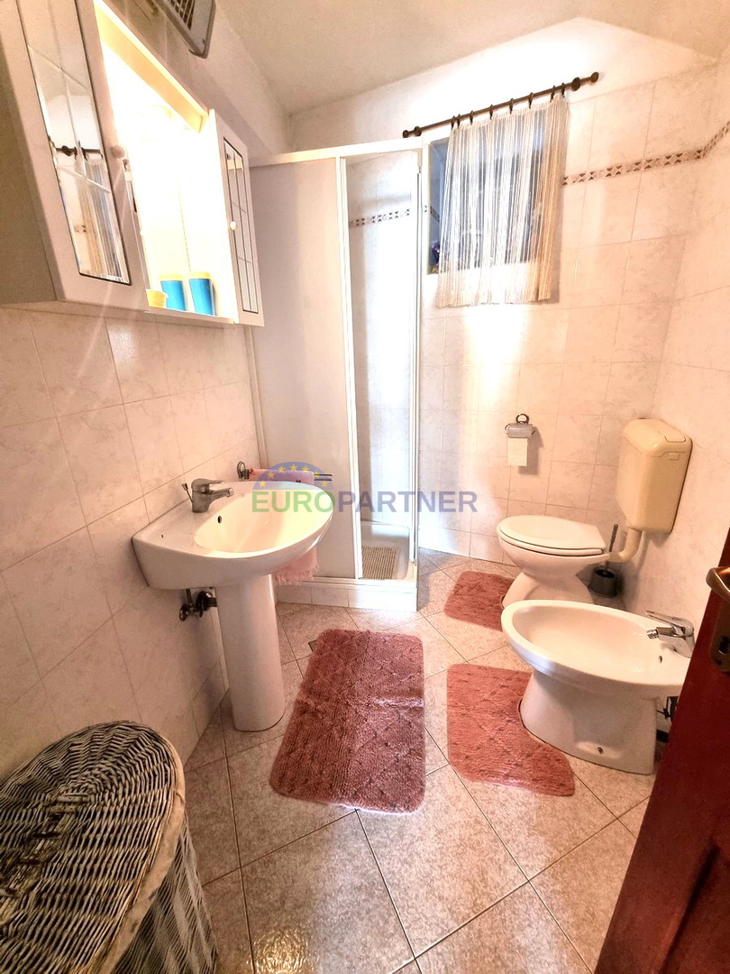 Kaštelir, Casa in pietra con 3 unità abitative