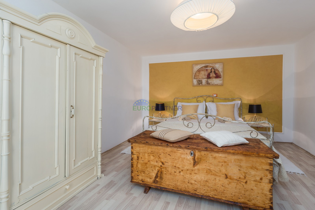 Kaštelir, Casa in pietra con 3 unità abitative