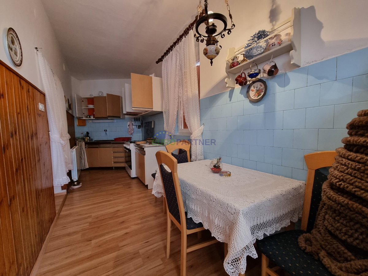 Kaštelir, Casa in pietra con 3 unità abitative