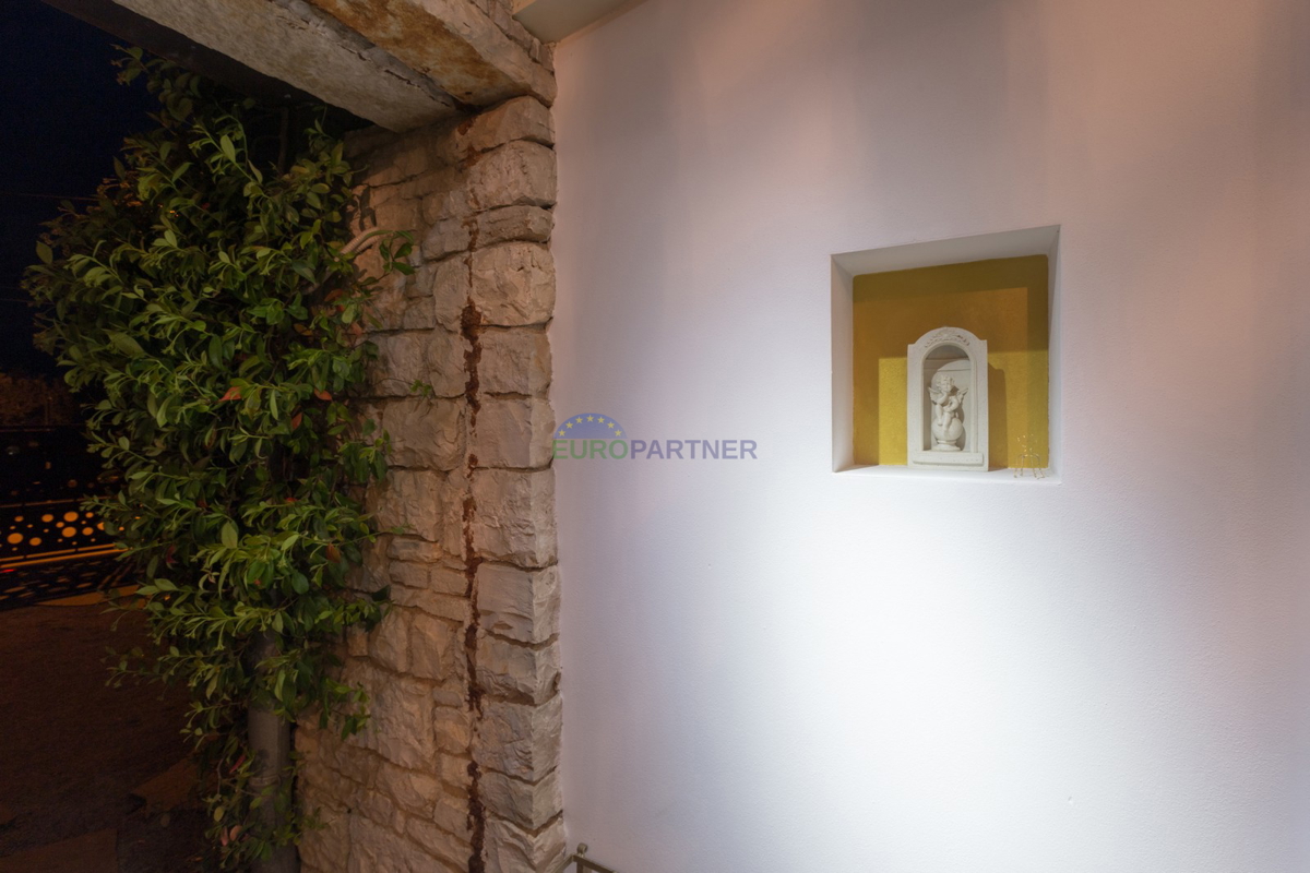 Kaštelir, Casa in pietra con 3 unità abitative