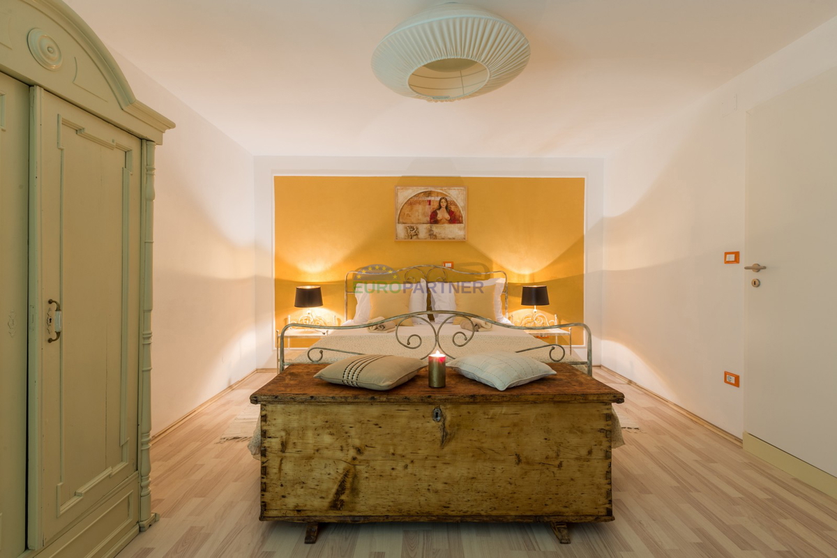 Kaštelir, Casa in pietra con 3 unità abitative