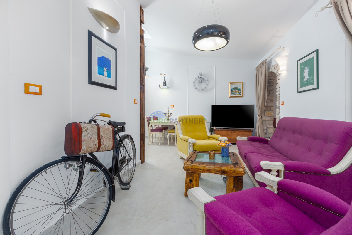 Kaštelir, Casa in pietra con 3 unità abitative