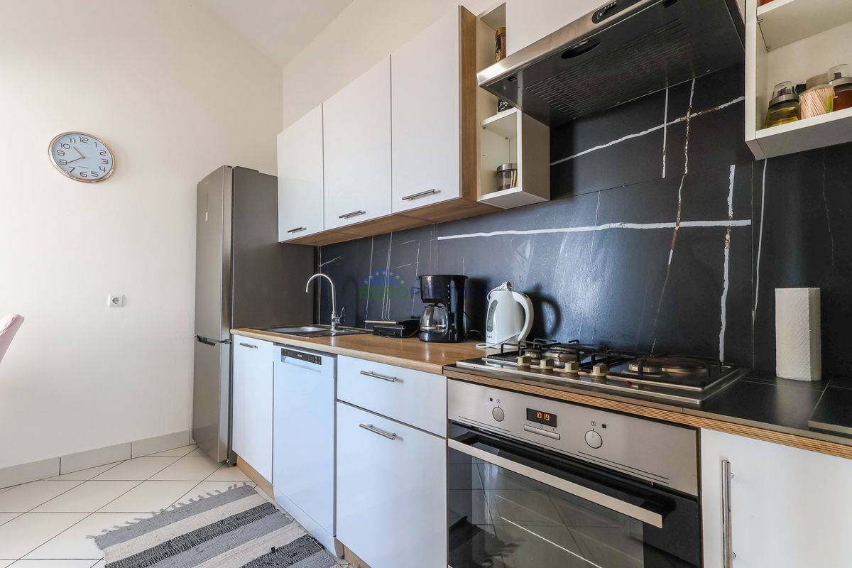 Appartamento con vista mare, 300 metri dal mare, Parenzo, Istria