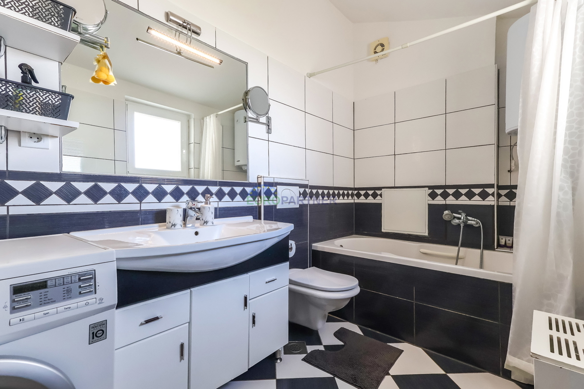 Appartamento con vista mare, 300 metri dal mare, Parenzo, Istria