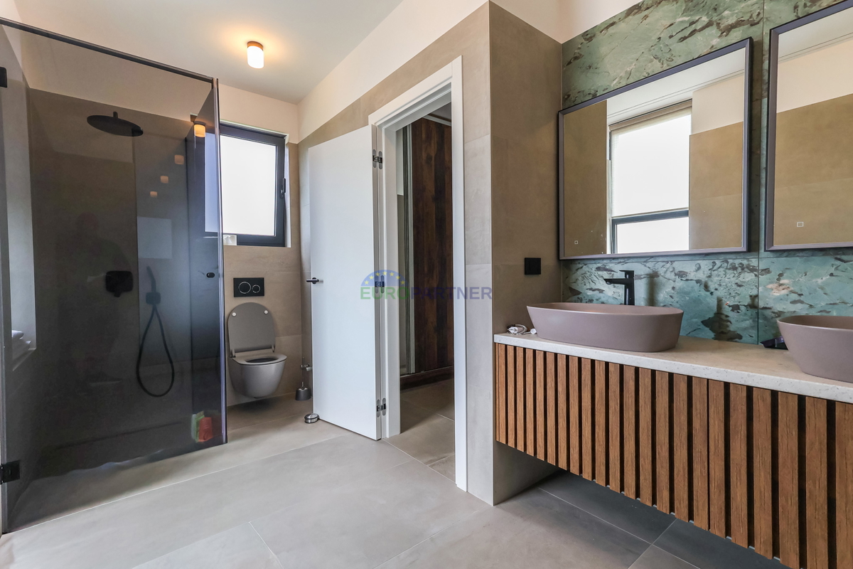 Villa moderna con piscina, a 7 km dal centro di Parenzo