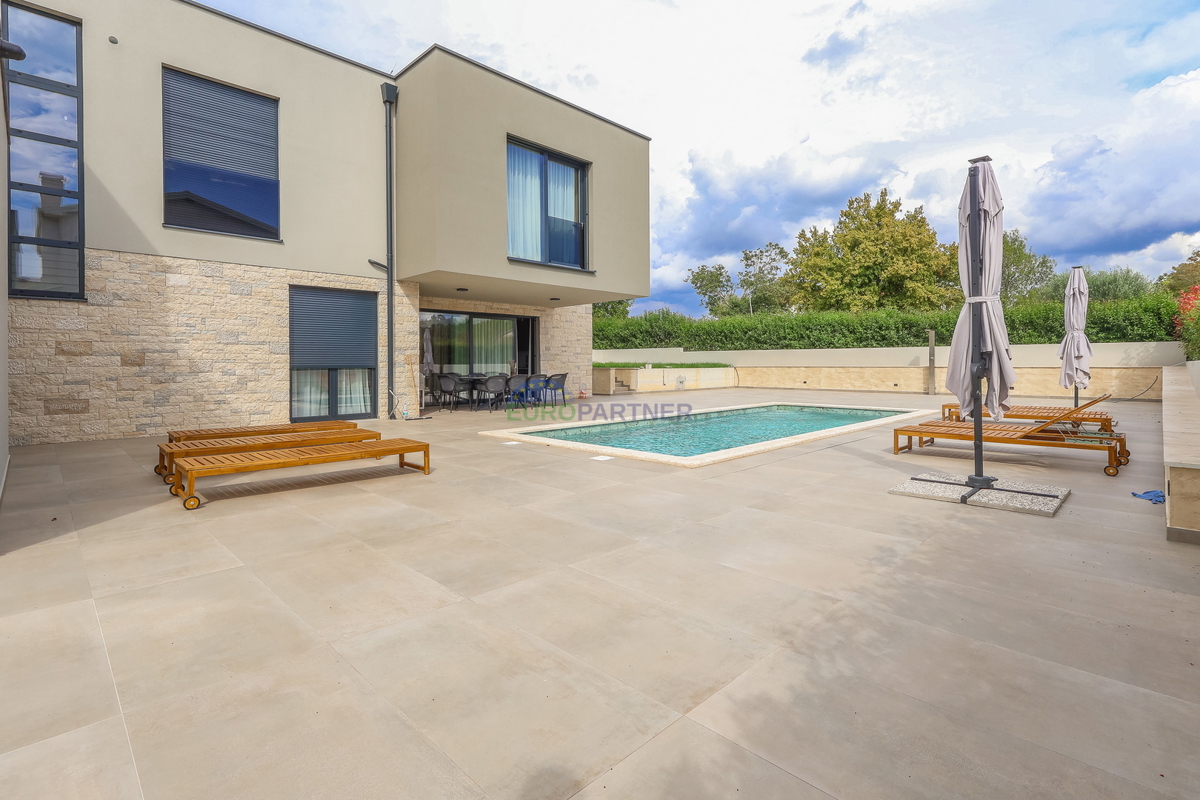 Villa moderna con piscina, a 7 km dal centro di Parenzo