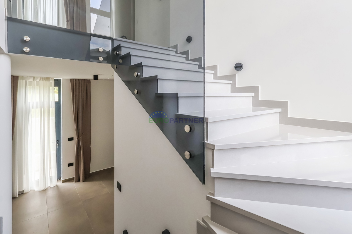 Villa moderna con piscina, a 7 km dal centro di Parenzo