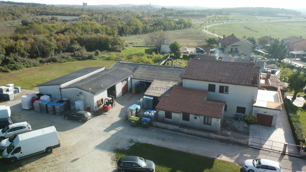 Casa familiare con locale commerciale, capannone di produzione/magazzino, vicino a Visignano