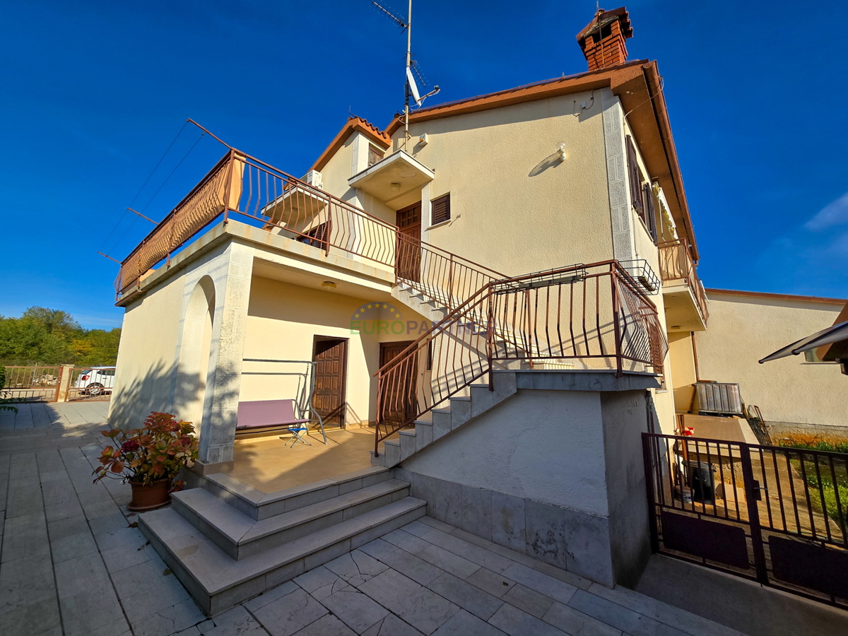 Casa familiare con locale commerciale, capannone di produzione/magazzino, vicino a Visignano