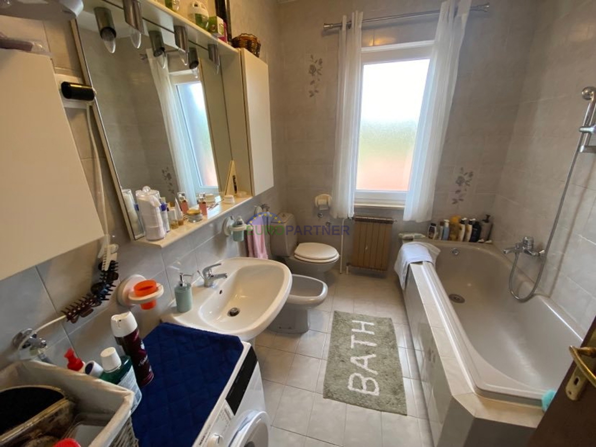 Casa familiare con locale commerciale, capannone di produzione/magazzino, vicino a Visignano