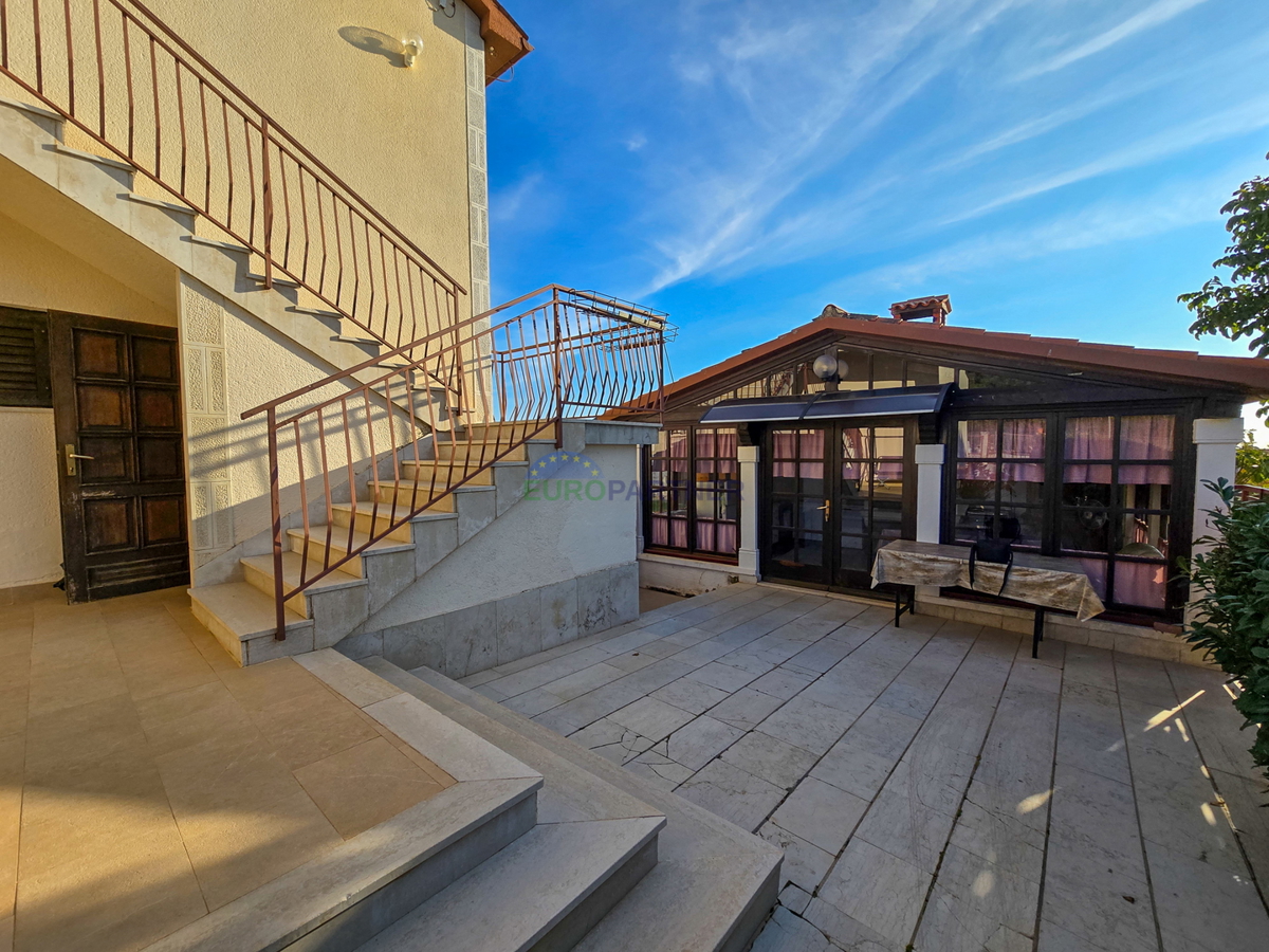 Casa familiare con locale commerciale, capannone di produzione/magazzino, vicino a Visignano