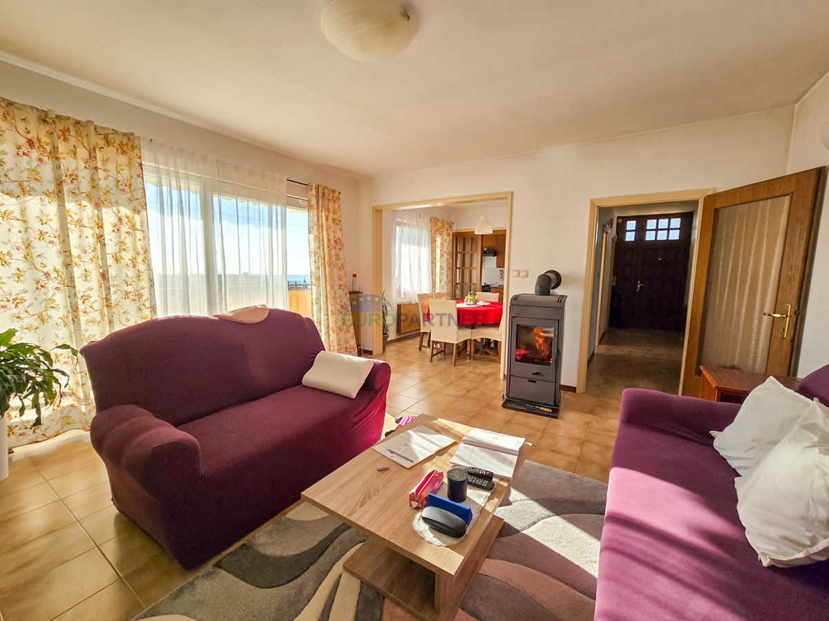 Casa familiare con locale commerciale, capannone di produzione/magazzino, vicino a Visignano