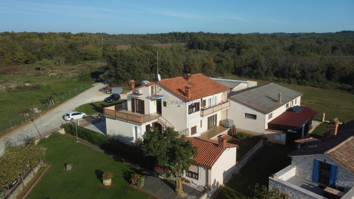 Casa familiare con locale commerciale, capannone di produzione/magazzino, vicino a Visignano