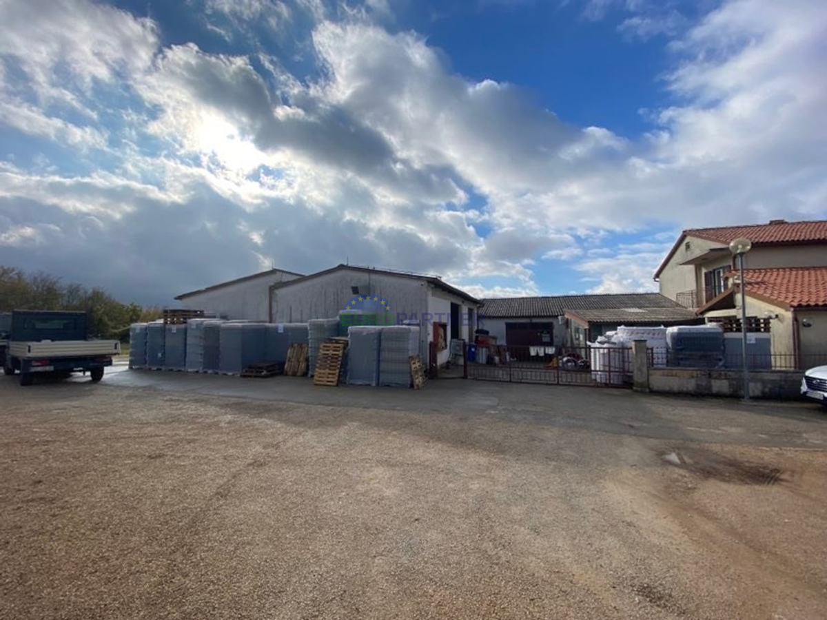 Casa familiare con locale commerciale, capannone di produzione/magazzino, vicino a Visignano