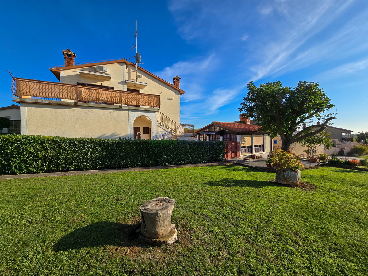 Casa familiare con locale commerciale, capannone di produzione/magazzino, vicino a Visignano