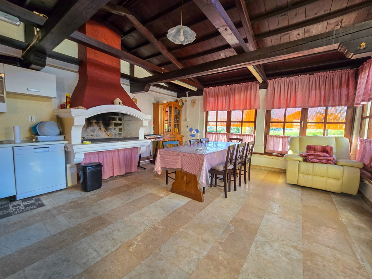 Casa familiare con locale commerciale, capannone di produzione/magazzino, vicino a Visignano