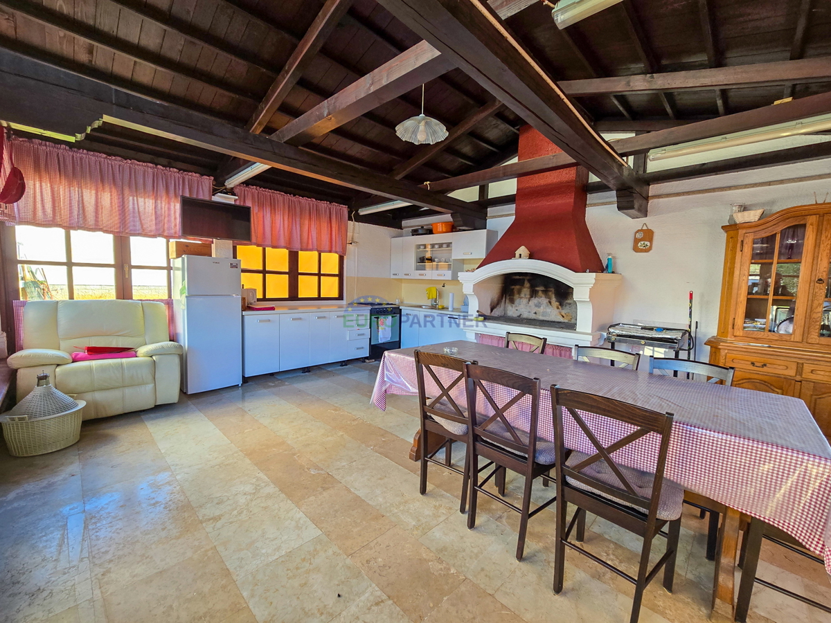 Casa familiare con locale commerciale, capannone di produzione/magazzino, vicino a Visignano