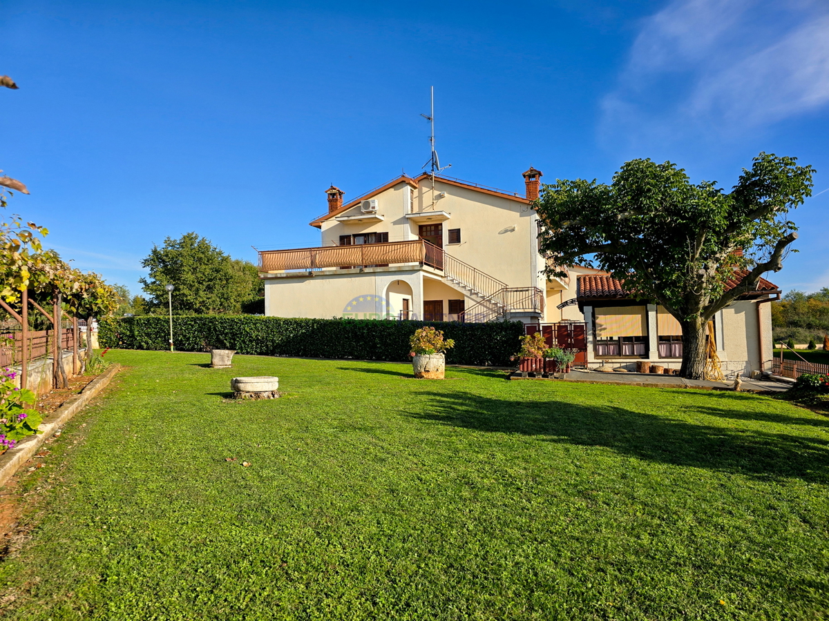 Casa familiare con locale commerciale, capannone di produzione/magazzino, vicino a Visignano