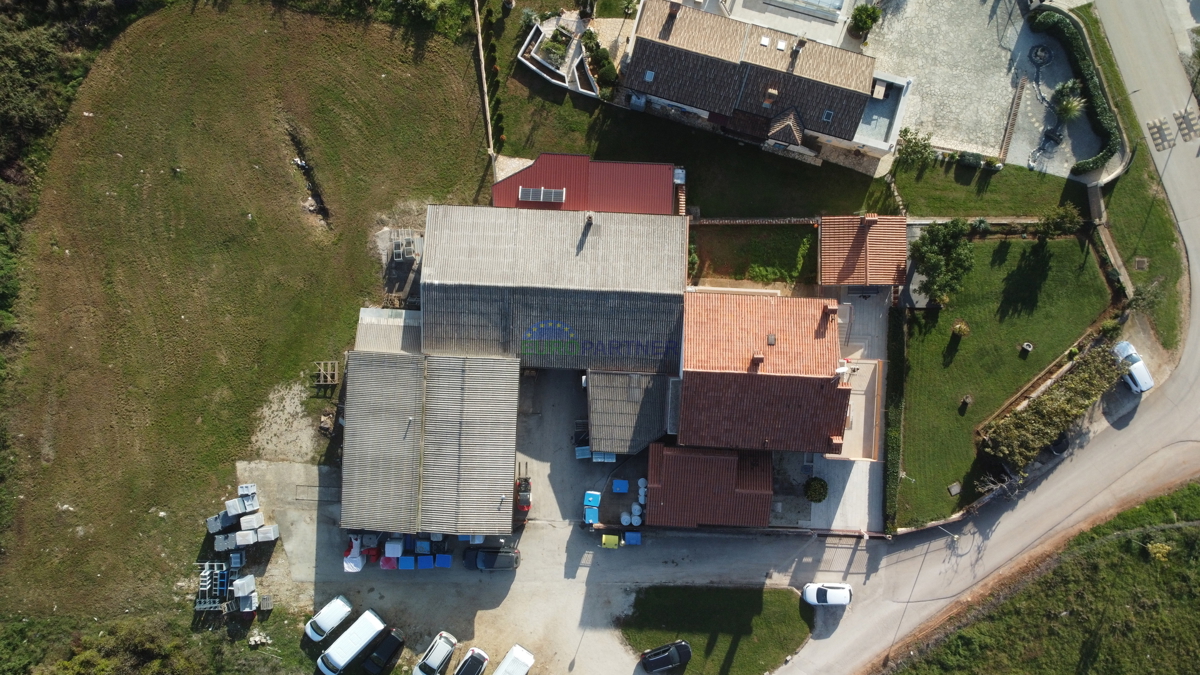 Casa familiare con locale commerciale, capannone di produzione/magazzino, vicino a Visignano