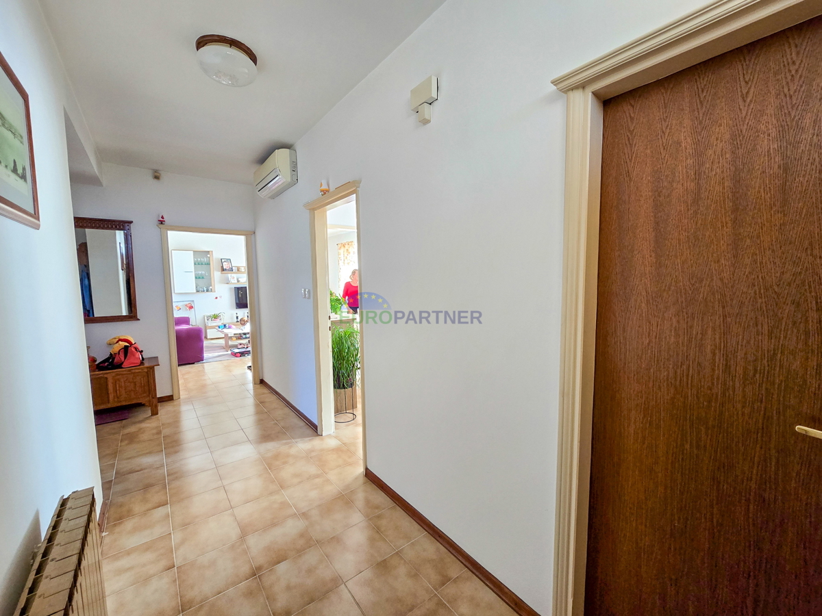 Casa familiare con locale commerciale, capannone di produzione/magazzino, vicino a Visignano