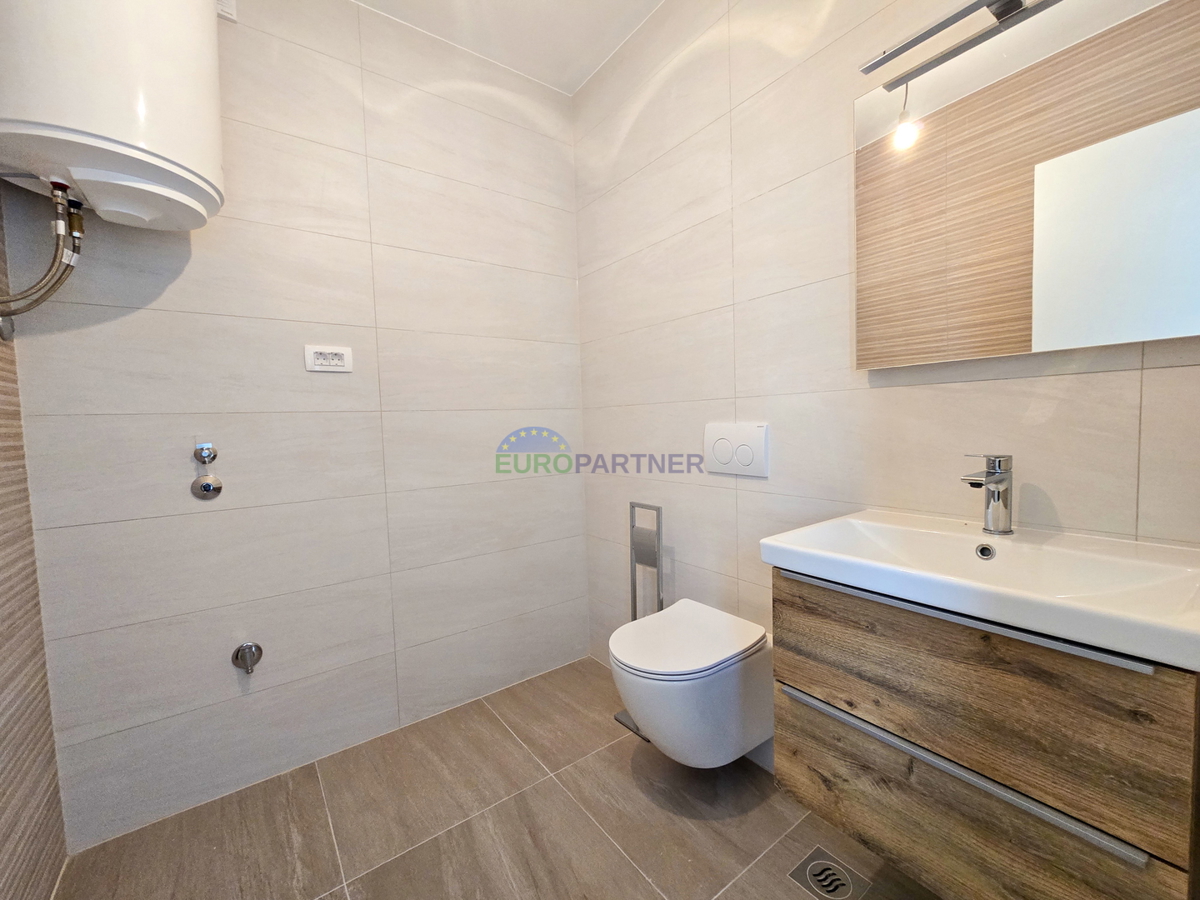 Ampio appartamento con terrazza sul tetto e vista mare, nei dintorni di Poreč.