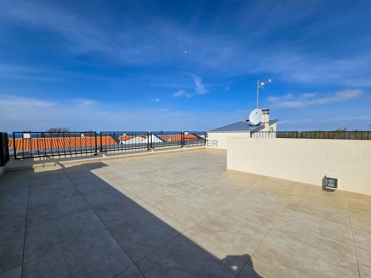 Ampio appartamento con terrazza sul tetto e vista mare, nei dintorni di Poreč.