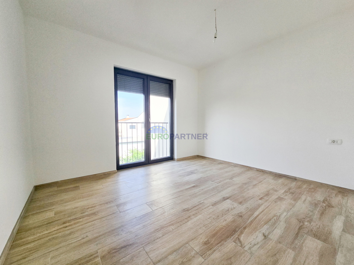 Ampio appartamento con terrazza sul tetto e vista mare, nei dintorni di Poreč.