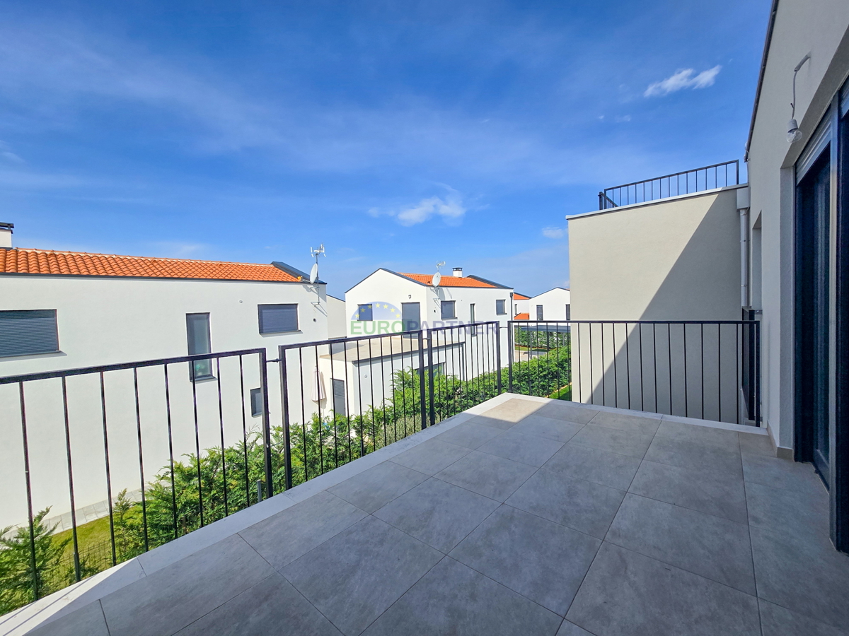Ampio appartamento con terrazza sul tetto e vista mare, nei dintorni di Poreč.