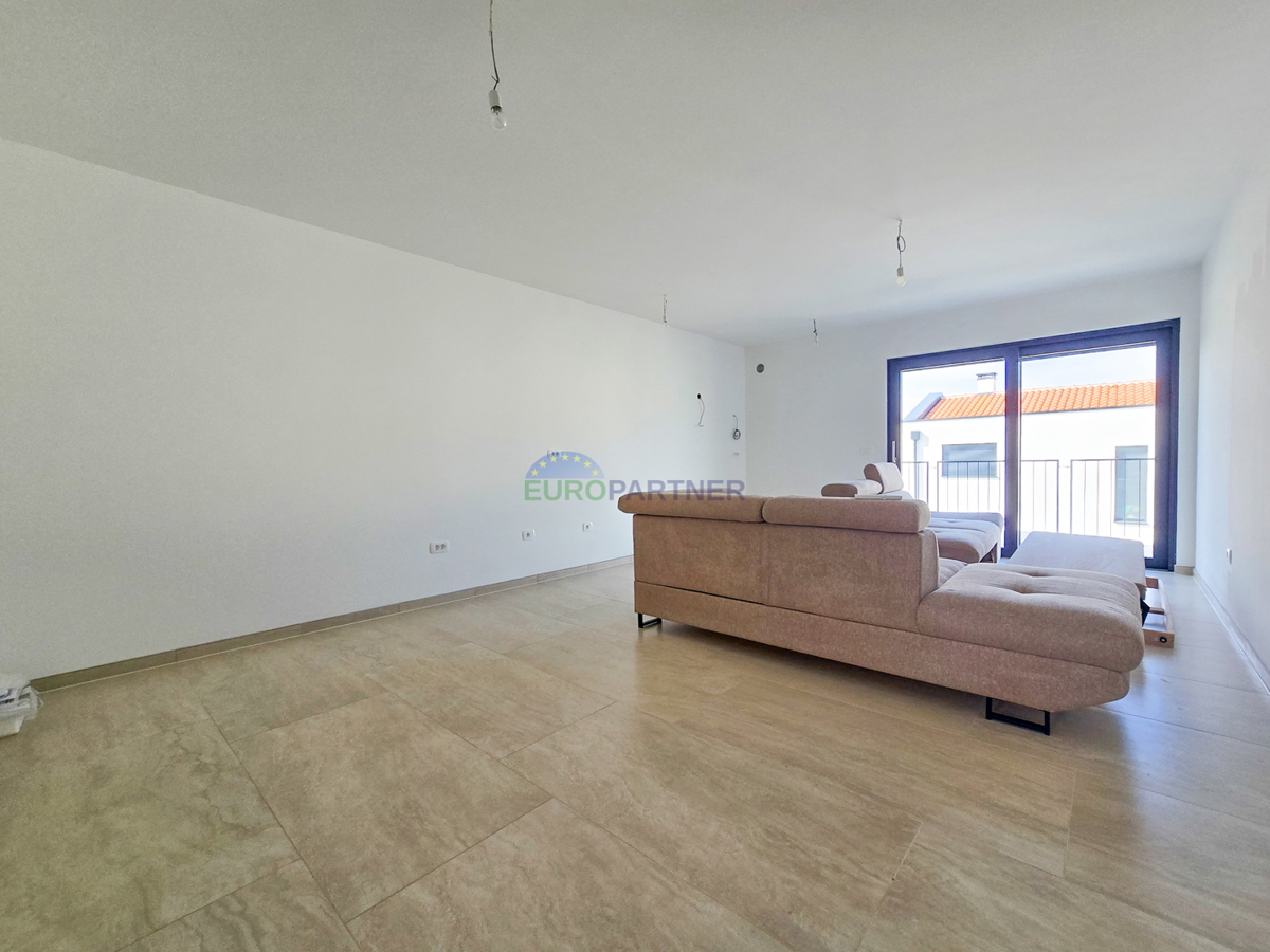 Ampio appartamento con terrazza sul tetto e vista mare, nei dintorni di Poreč.