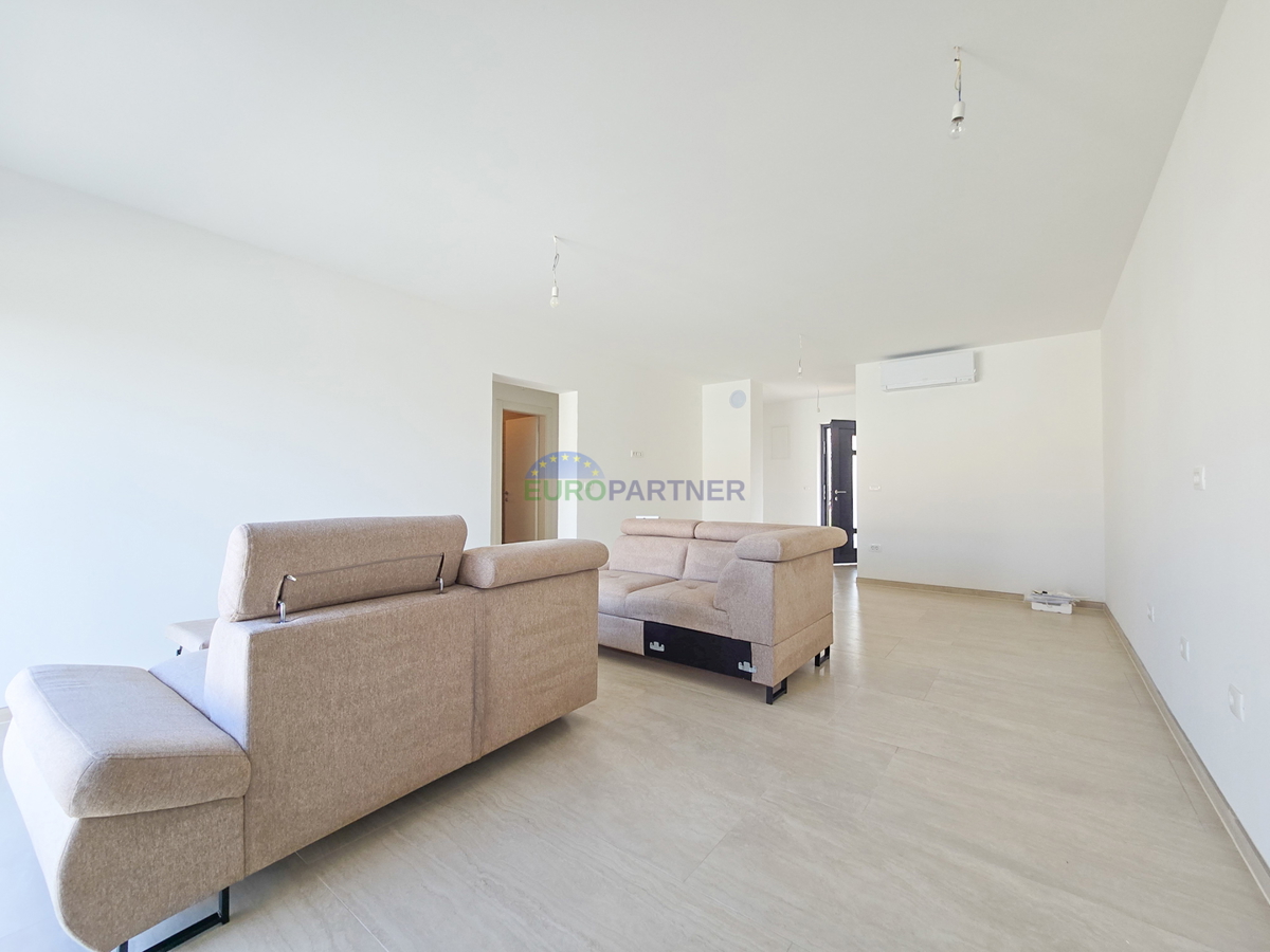 Ampio appartamento con terrazza sul tetto e vista mare, nei dintorni di Poreč.