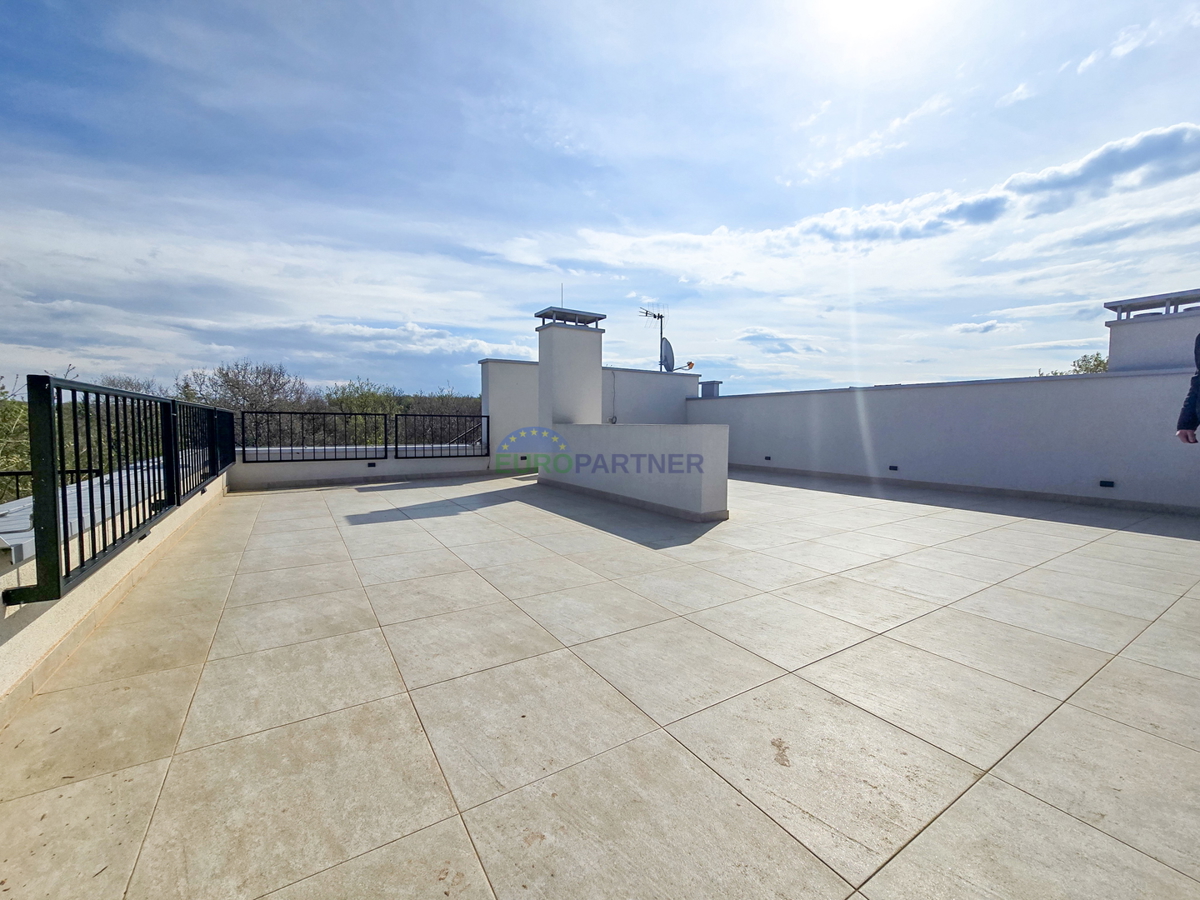 Ampio appartamento con terrazza sul tetto e vista mare, nei dintorni di Poreč.