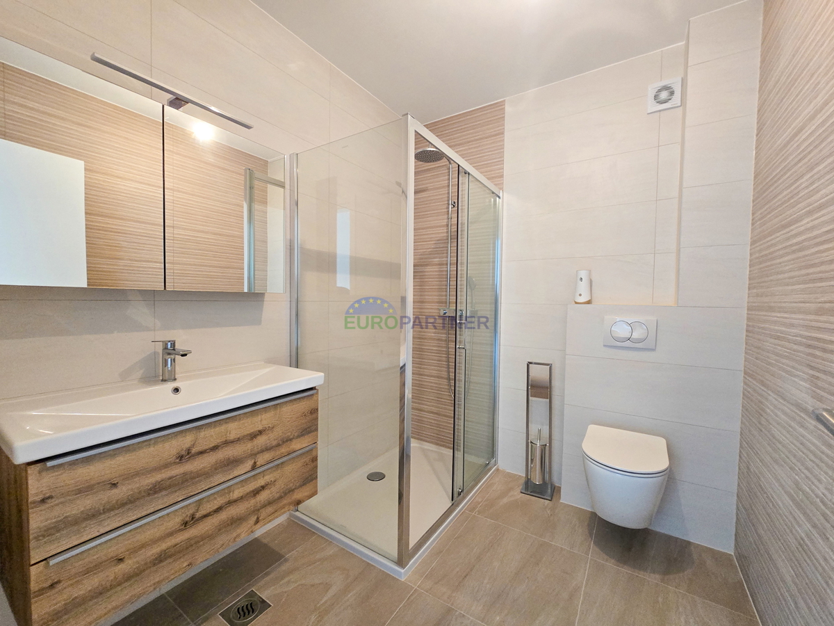 Ampio appartamento con terrazza sul tetto e vista mare, nei dintorni di Poreč.