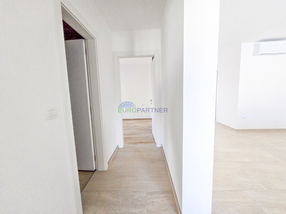 Ampio appartamento con terrazza sul tetto e vista mare, nei dintorni di Poreč.