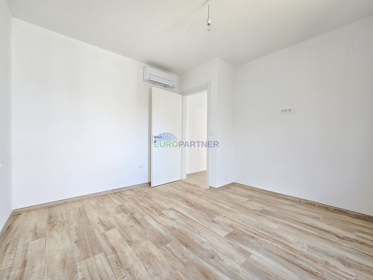 Ampio appartamento con terrazza sul tetto e vista mare, nei dintorni di Poreč.